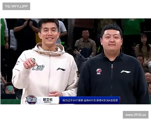 郭艾伦正式亮相广州男篮训练馆与球迷亲密互动合影留念 郭艾伦正式亮相广州男篮训练馆与球迷亲密互动合影留念